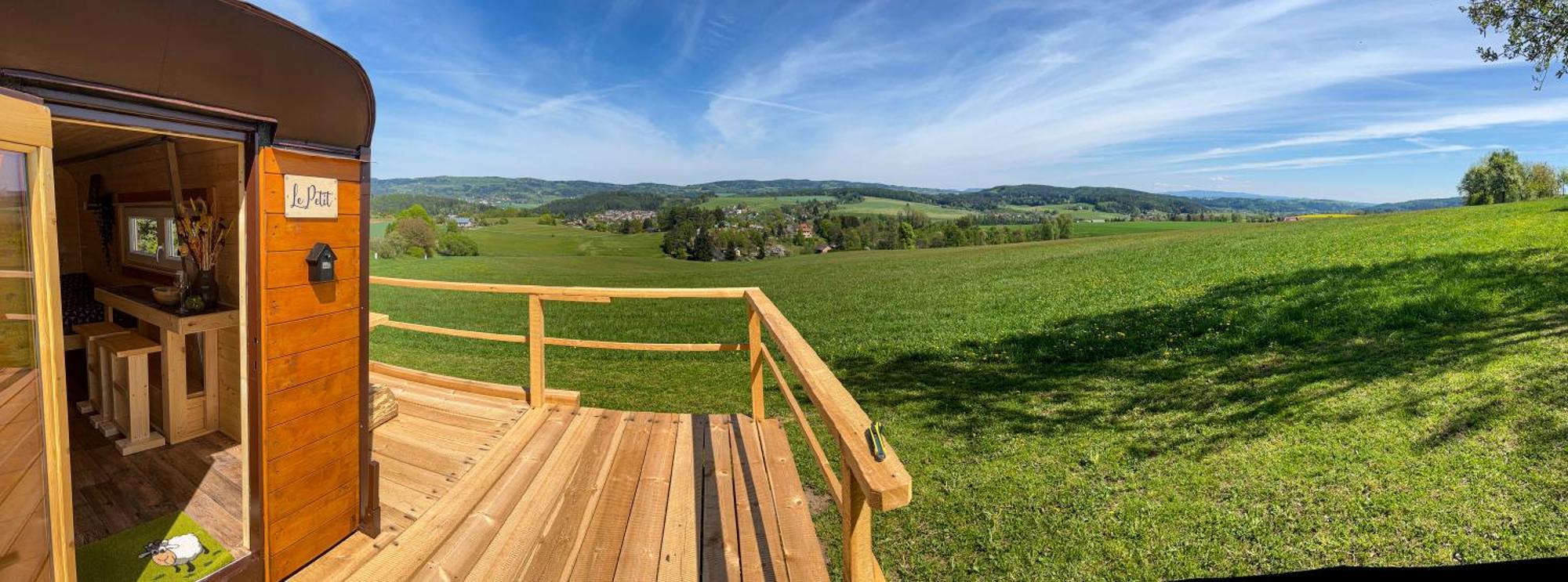 Le Petit Hotel Upice Bagian luar foto